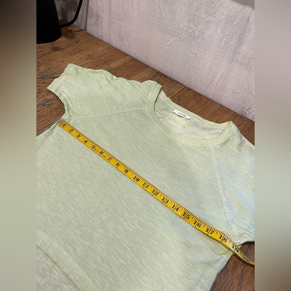 Livom cropped T-shirt – Size XS💚 - Picture 3 of 7